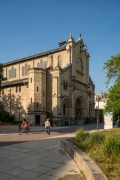 Architecture-religieuse;-Clocher;-Cycliste;-Église;-Jules-Astruc;-Kaleidos;-Kaleidos-images;-La-parole-à-limage;-Lieux-de-culte;-Monument-historique;-Notre-Dame-du-Travail;-Paris;-Patrimoine-parisien;-Pierre-de-taille;-Place-publique;-Quartier-de-Plaisance;-Stories-Pictures;-Style-roman;-Tarek-Charara;-Vie-de-quartier